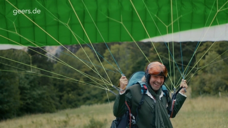 Thomas Gottschalk macht für Geers die Hör-Power sichtbar - Thomas Gottschalk geht für Geers unter die Paraglider - Abb. Geers